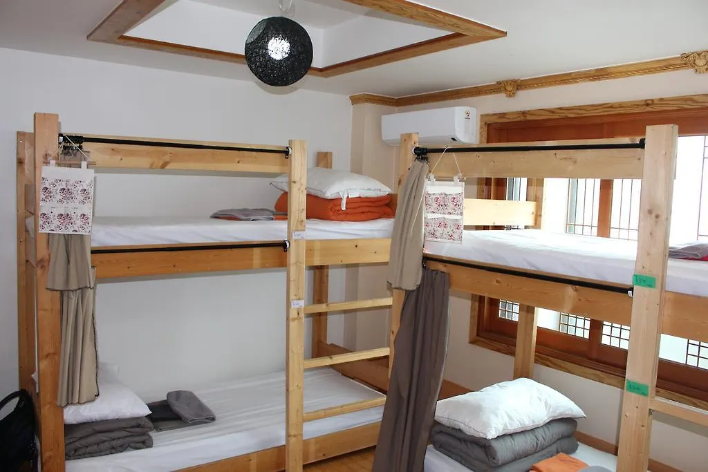 Hallasan Moncher Guesthouse Τζέτζου 2*,